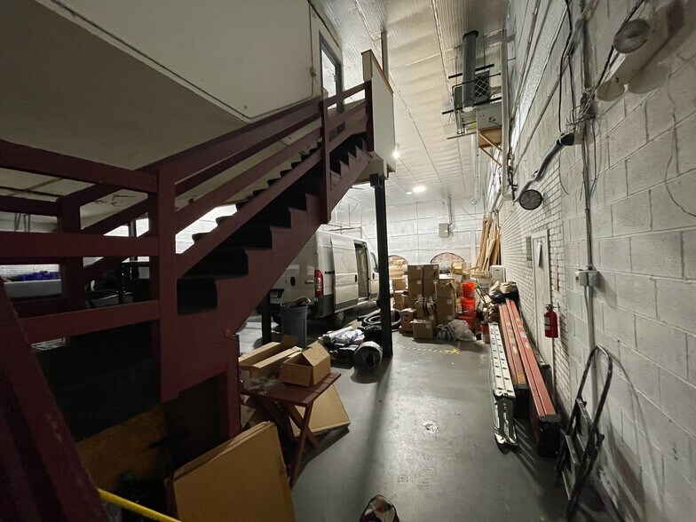 More Photos Of 2391 S Main St, Waterbury Showroom For Lease