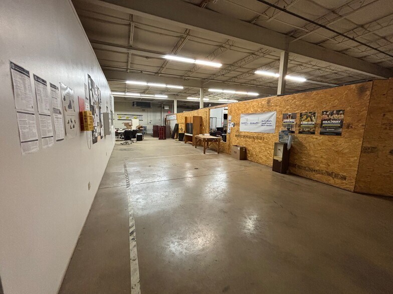 More Photos Of 4854-4864 S 10th St, Milwaukee Showroom For Lease