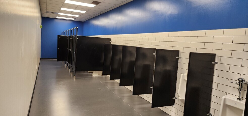 More Photos Of 300 W Hayward Dr, Mount Vernon Sports And Entertainment For Sale