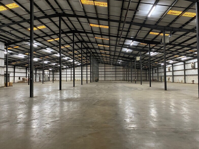 More Photos Of 130 N College St, Pontotoc Warehouse For Lease