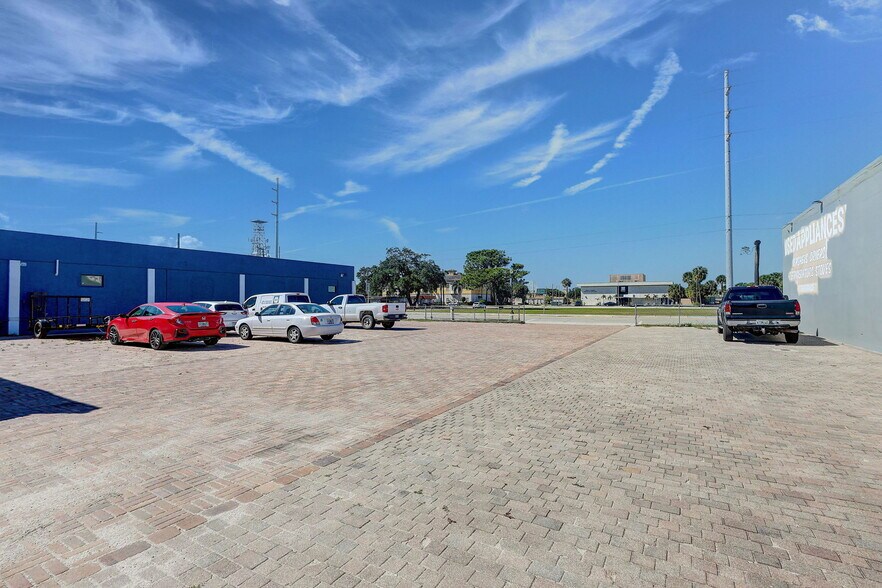 More Photos Of 519 Delaware Ave, Fort Pierce General Retail For Lease