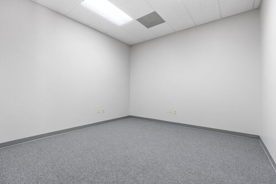 More Photos Of 3607 N Loop 336, Conroe Light Manufacturing For Lease