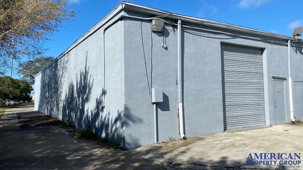 More Photos Of 6111-6121 Clark Center Ave, Sarasota Showroom For Lease