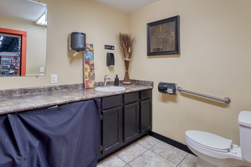 More Photos Of 462 E Henri De Tonti Blvd, Springdale Warehouse For Sale