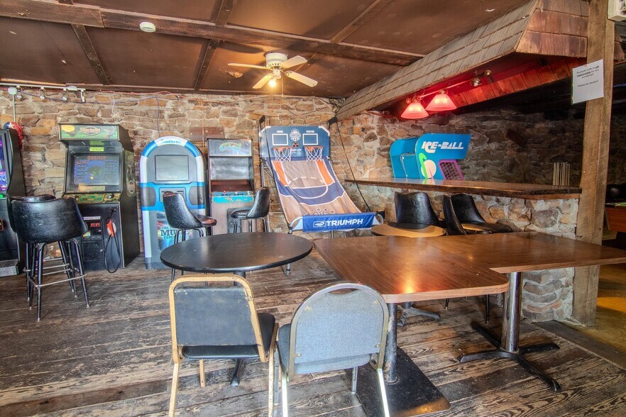 More Photos Of 18400 E B Hwy, Sheldon Flex For Sale