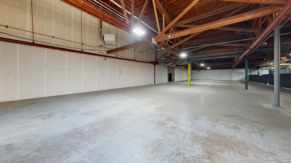 More Photos Of 920 Cedar Ave, St Charles Light Distribution For Lease