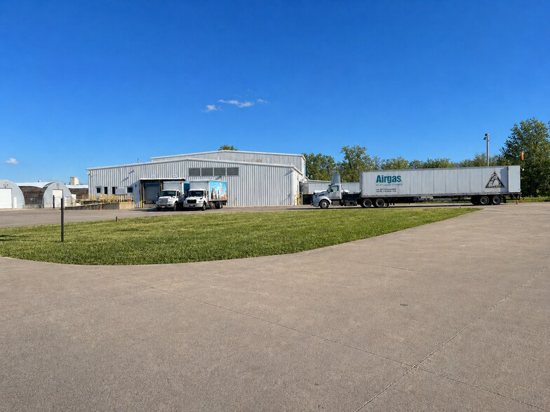 Primary Photo Of 2230 Stewart Rd, Muscatine Flex For Sale