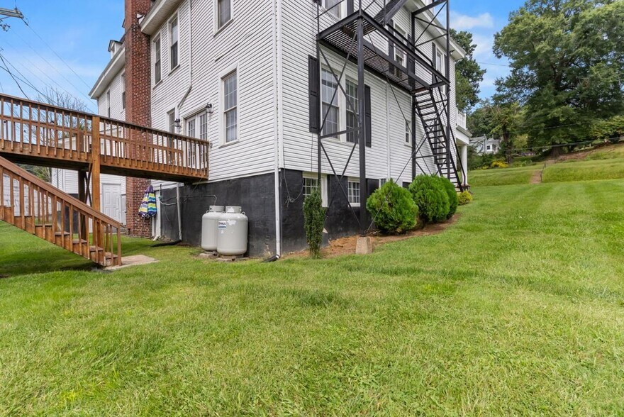 More Photos Of 509 W Main St, Fries Hotel For Sale