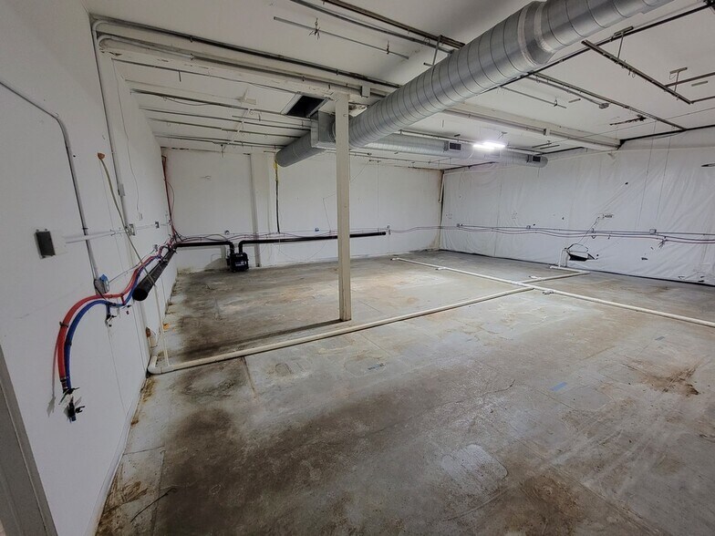 More Photos Of 3060 River Rd N, Salem Warehouse For Lease