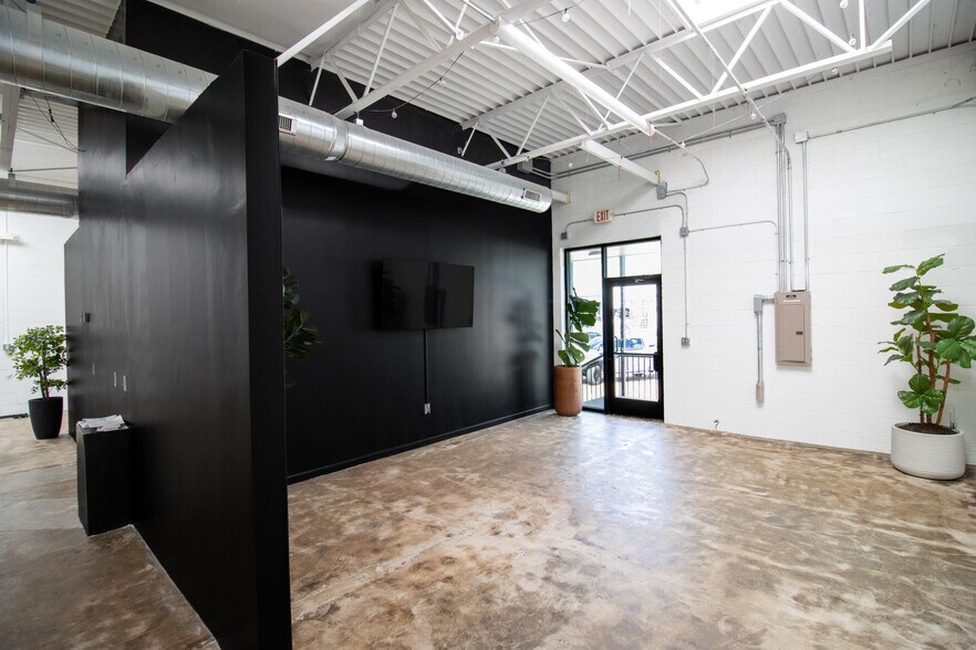 More Photos Of 2285 & 2289 Vantage St, Dallas Light Manufacturing For Lease