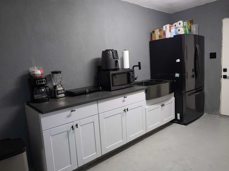 More Photos Of 16525 Market, Channelview Light Manufacturing For Sale