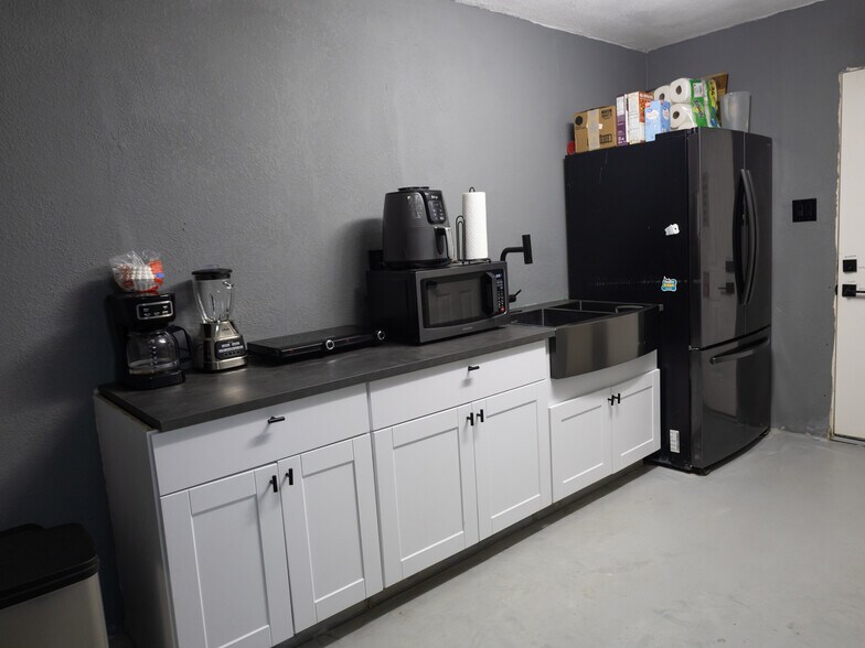 More Photos Of 16526 Market St, Channelview Showroom For Sale