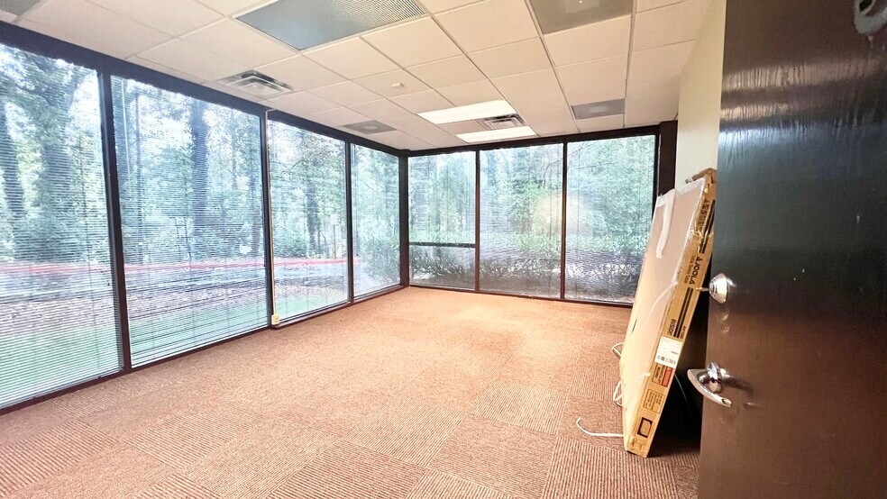 More Photos Of 8800 Roswell Rd, Sandy Springs Office For Sale