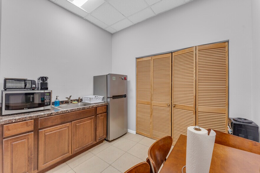 More Photos Of 501-513 Old Griffin Rd, Dania Warehouse For Sale