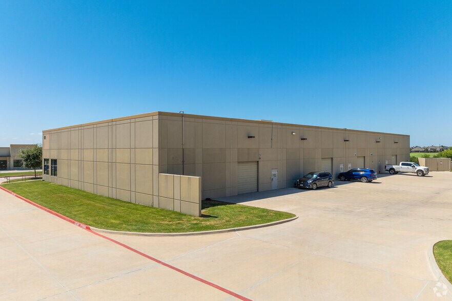 More Photos Of 650 Industry Way, Prosper Showroom For Lease