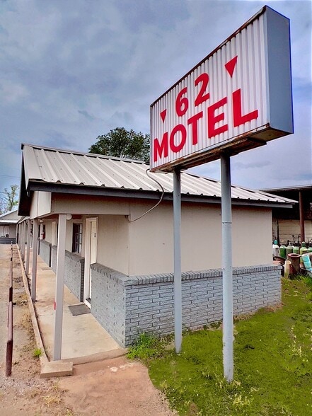 More Photos Of 413 W Broadway St, Hollis Hotel For Sale