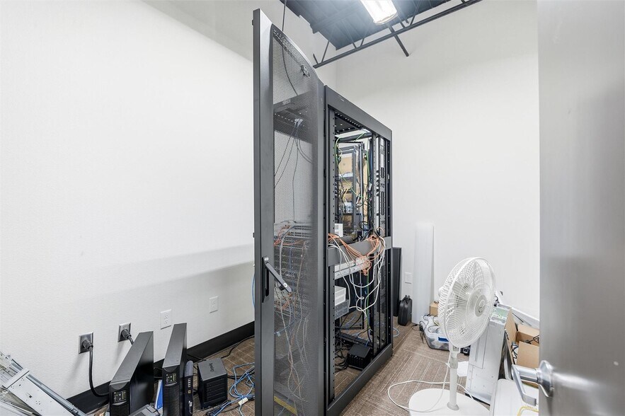 More Photos Of 1300 E Belknap St, Fort Worth Showroom For Sale