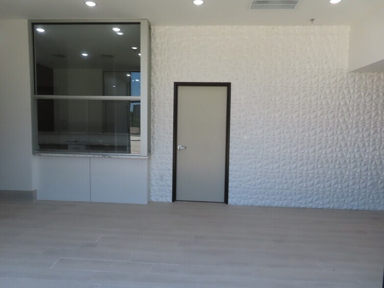 More Photos Of 1824 N Hampton Rd, DeSoto Storefront Retail Office For Lease