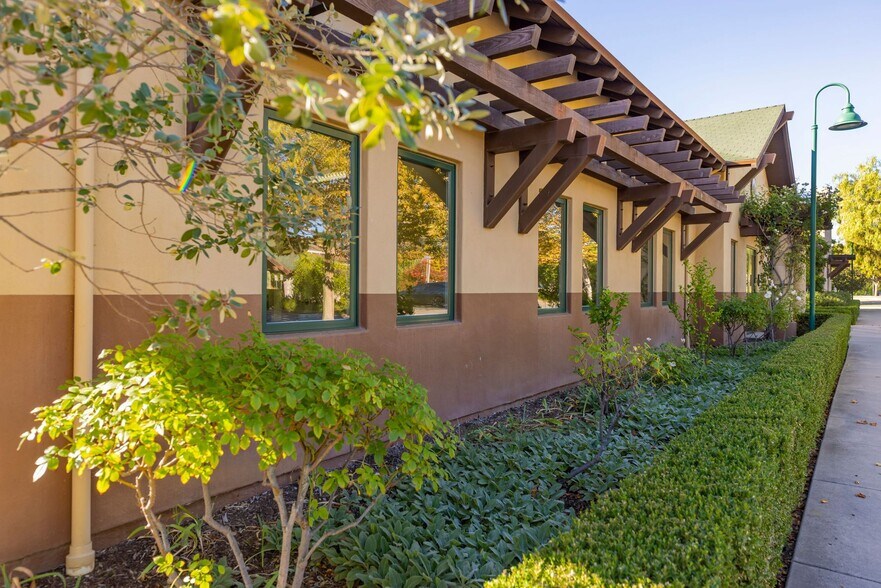 More Photos Of 407 Bryant Cir, Ojai Office For Sale