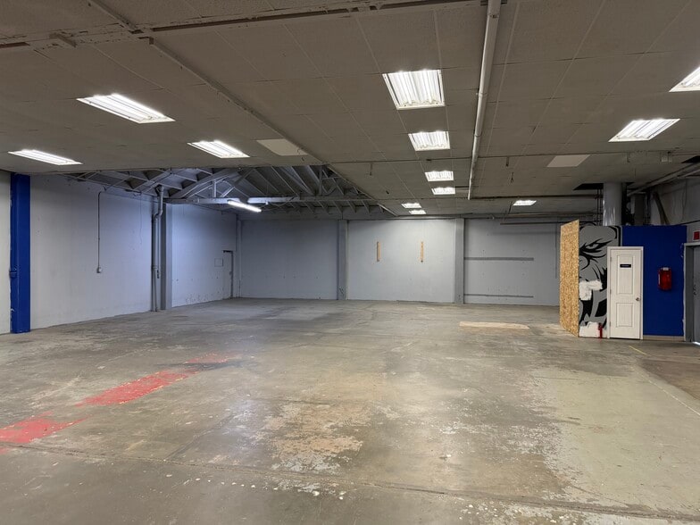More Photos Of 535 NE 28th Ave, Portland Showroom For Lease
