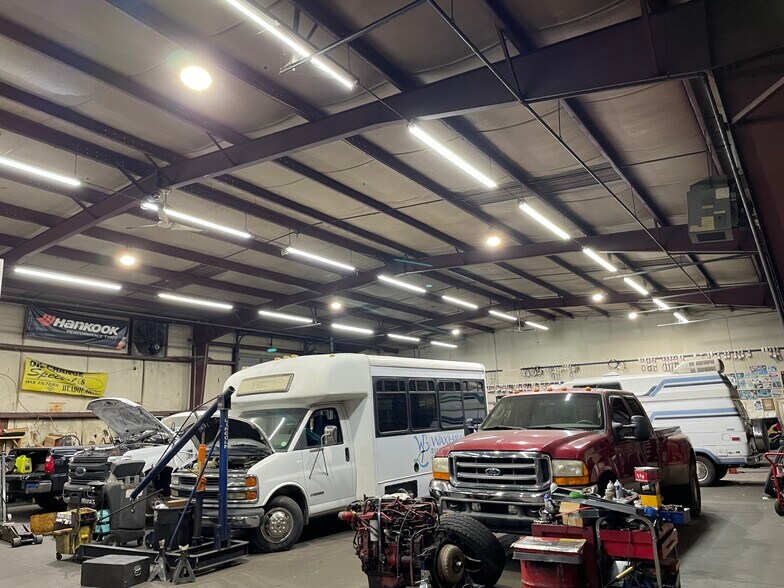 More Photos Of 700 Griffith Rd, Charlotte Service For Lease