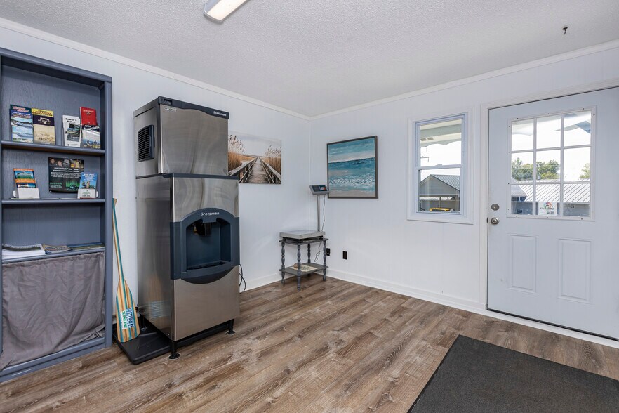 More Photos Of 6100 M-68 Hwy, Indian River Hotel For Sale