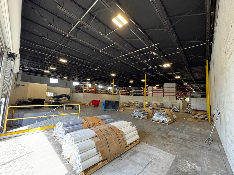 More Photos Of 2170-2290 W 8th Ave, Hialeah Warehouse For Lease