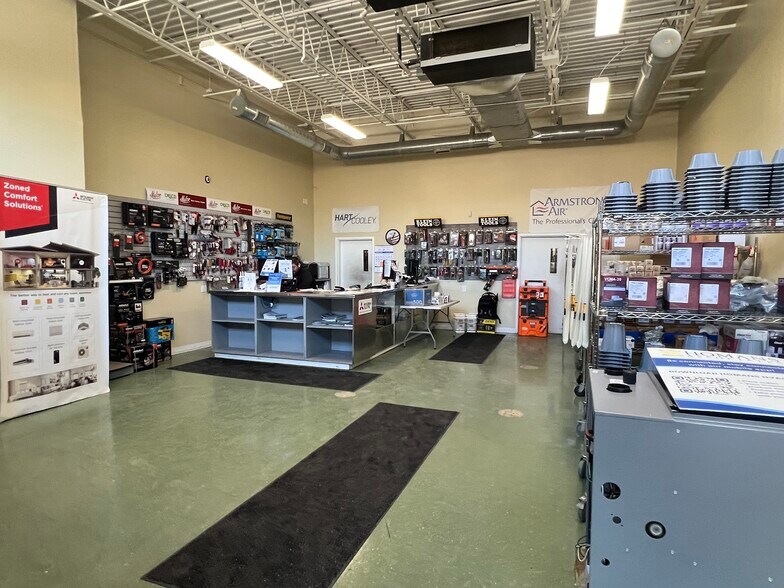 More Photos Of 102 Fairview Park Dr, Elmsford Warehouse For Lease