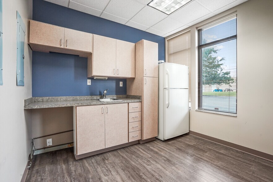 More Photos Of 10567 Sawmill Pky, Powell Office For Lease