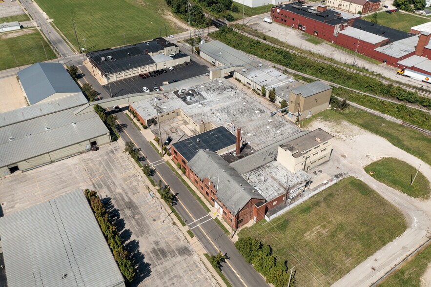 More Photos Of 246 E 4th St, Ashland Light Distribution For Lease