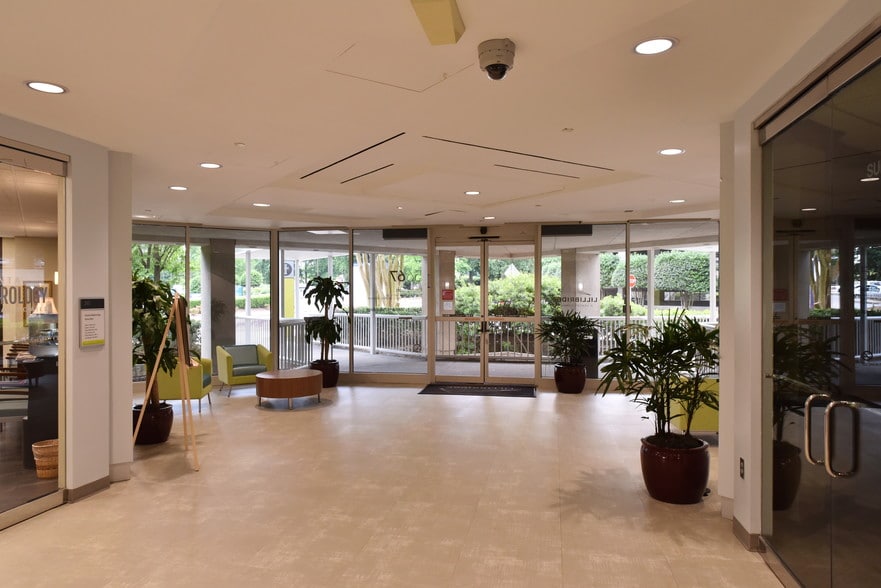 More Photos Of 5667 Peachtree Dunwoody Rd, Atlanta Medical For Lease