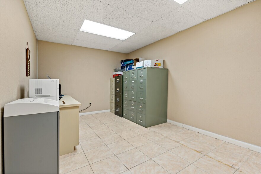 More Photos Of 567 Avenue K SE, Winter Haven Office For Sale