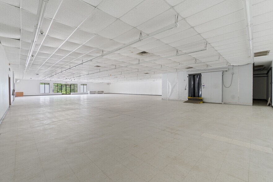 More Photos Of 722 S Highway 59, Decatur Freestanding For Lease