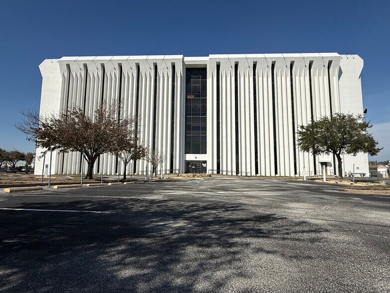 More Photos Of 7011 Southwest Fwy, Houston Medical For Sale