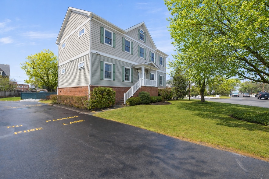 More Photos Of 2 Shrewsbury Dr, Rumson Multifamily For Sale