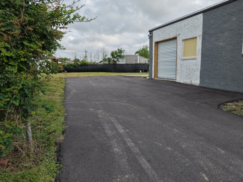 More Photos Of 16525 Market, Channelview Light Manufacturing For Sale