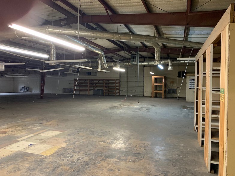 More Photos Of 223 W Danieldale Rd, Dallas Light Distribution For Sale