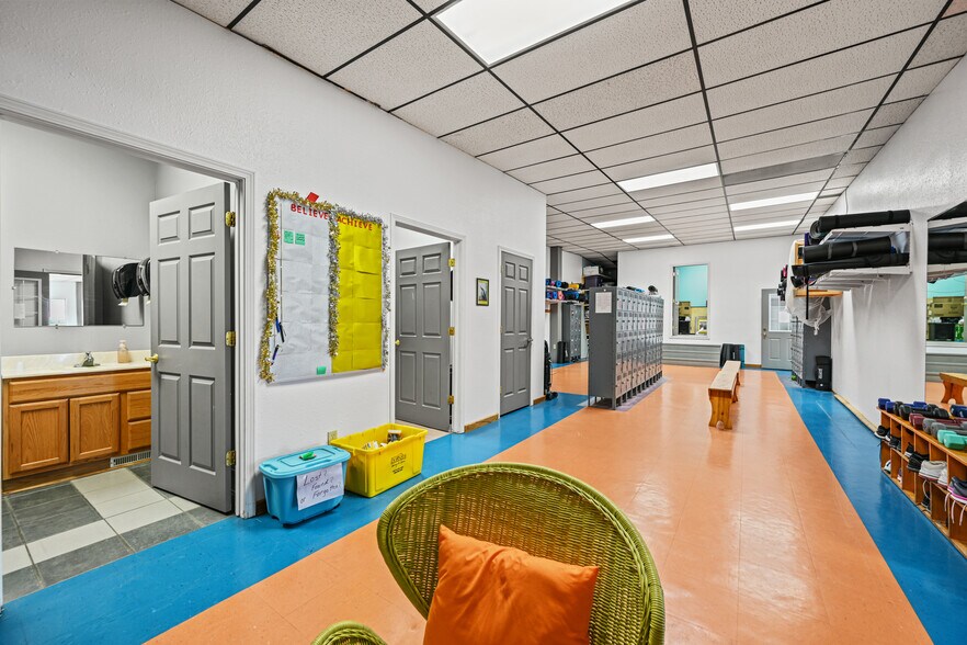 More Photos Of 2095 Kerper Blvd, Dubuque General Retail For Lease