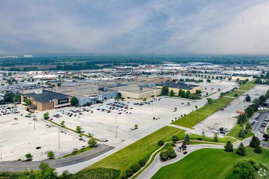 More Photos Of 1995 Southlake Mall, Merrillville Department Store For Sale