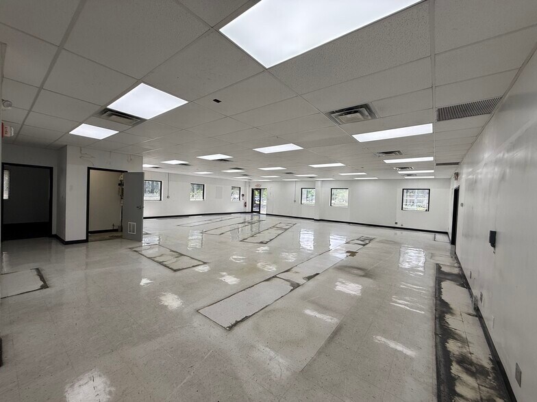 More Photos Of 701 Fentress Blvd, Daytona Beach Distribution For Lease