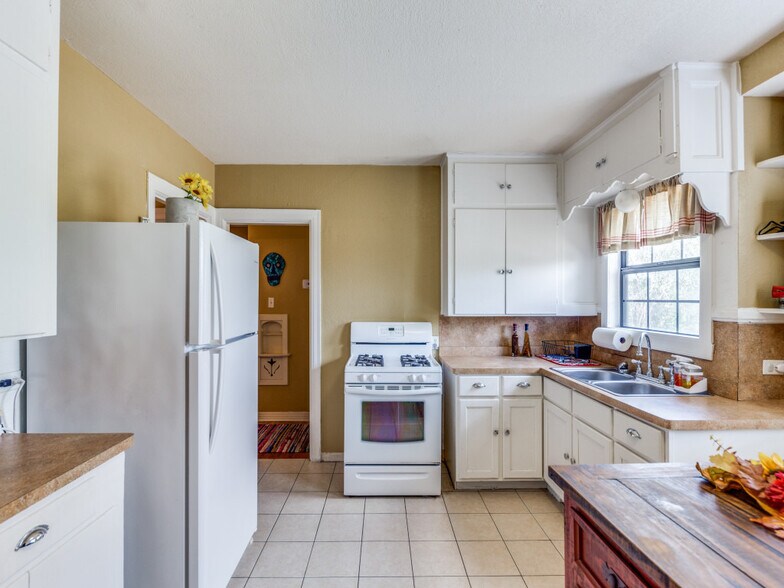 More Photos Of 206 Sherwood Dr, San Antonio Office Residential For Lease