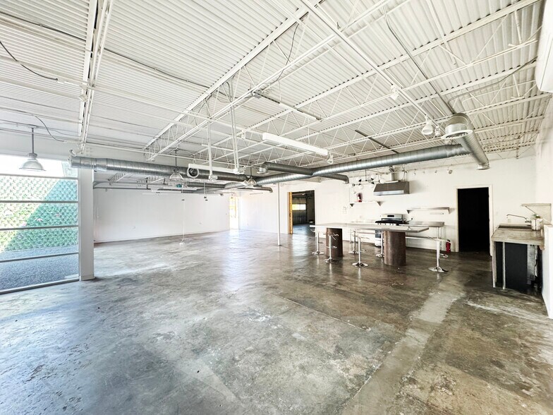 More Photos Of 1121 Delano St, Houston General Retail For Lease