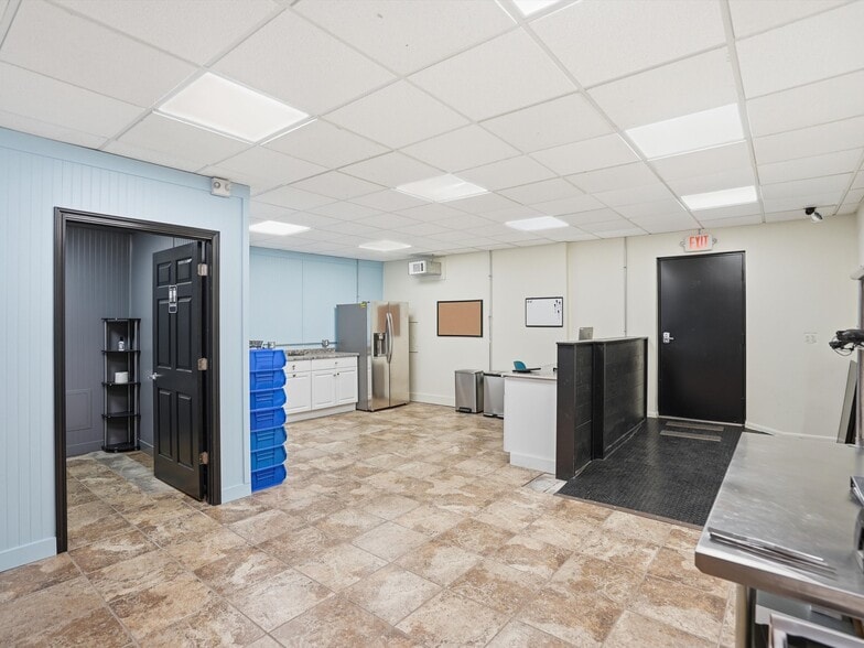 More Photos Of 20903 Dequindre Rd, Hazel Park Warehouse For Lease