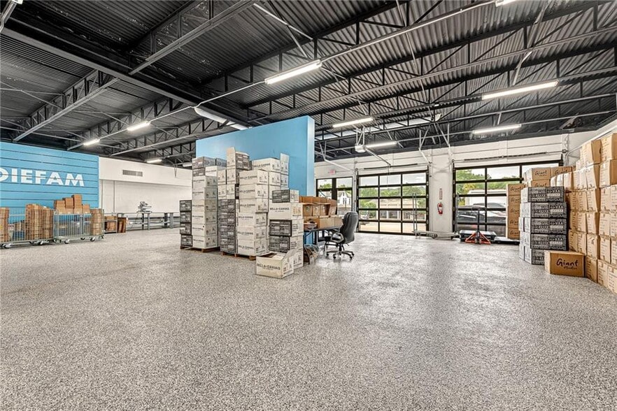 More Photos Of 427 N College Ave, Fayetteville Storefront For Sale