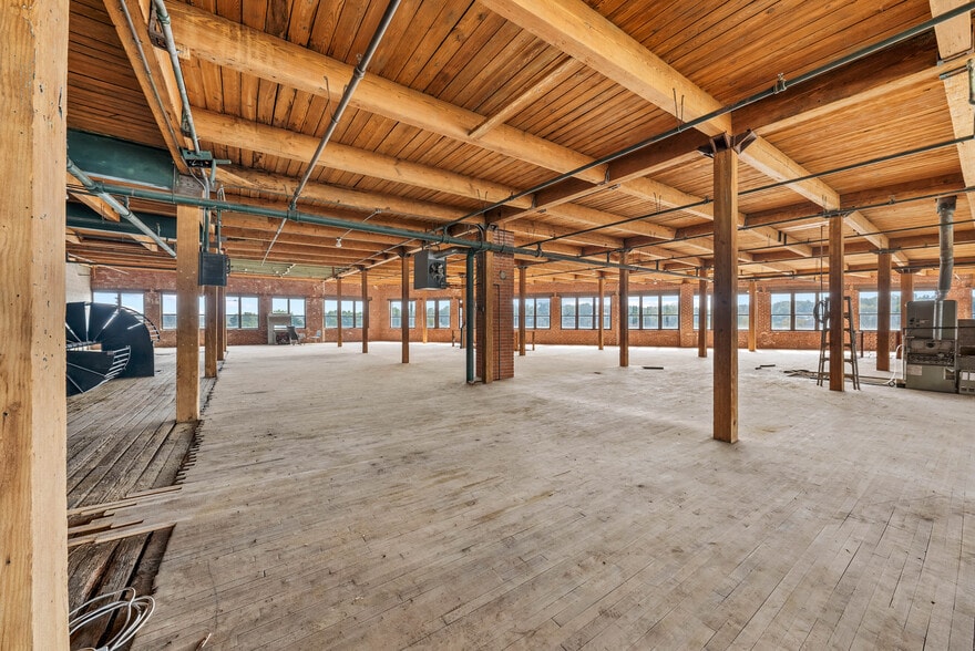 More Photos Of 6100 Wilson Ave, Kansas City Warehouse For Sale