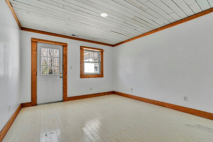 More Photos Of 12117 Highway 221, Woodruff Office For Sale