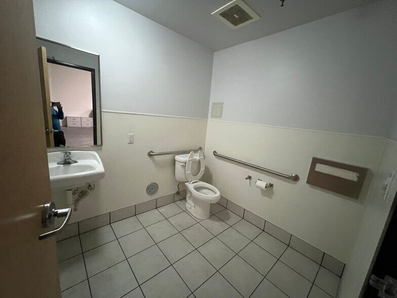 More Photos Of 5581 Daniels St, Chino Warehouse For Lease