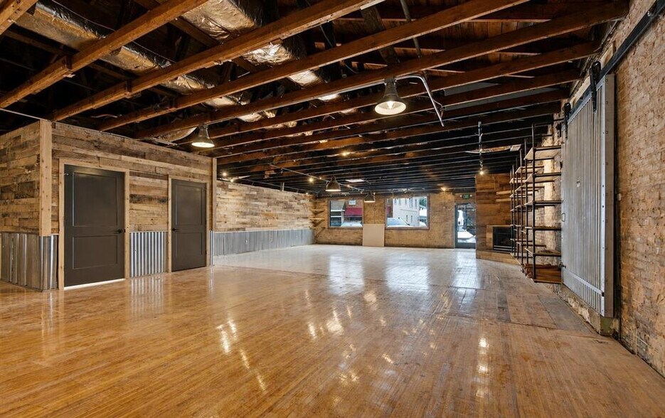 More Photos Of 122 N Main St, Washington General Retail For Lease