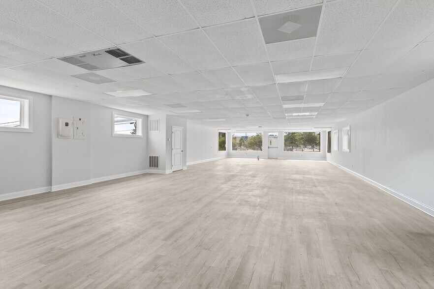 More Photos Of 384 Main st, Timberville Freestanding For Lease