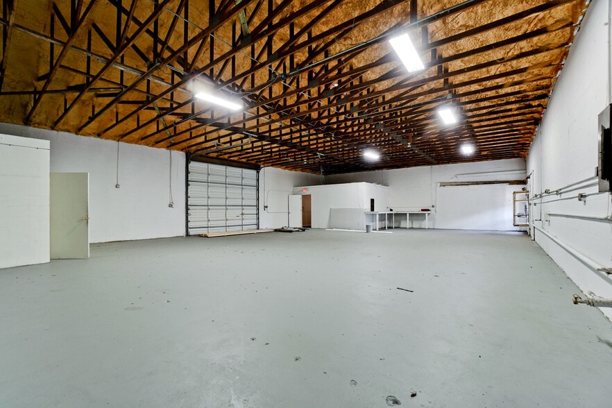 More Photos Of 6152 15th St E, Bradenton Warehouse For Lease